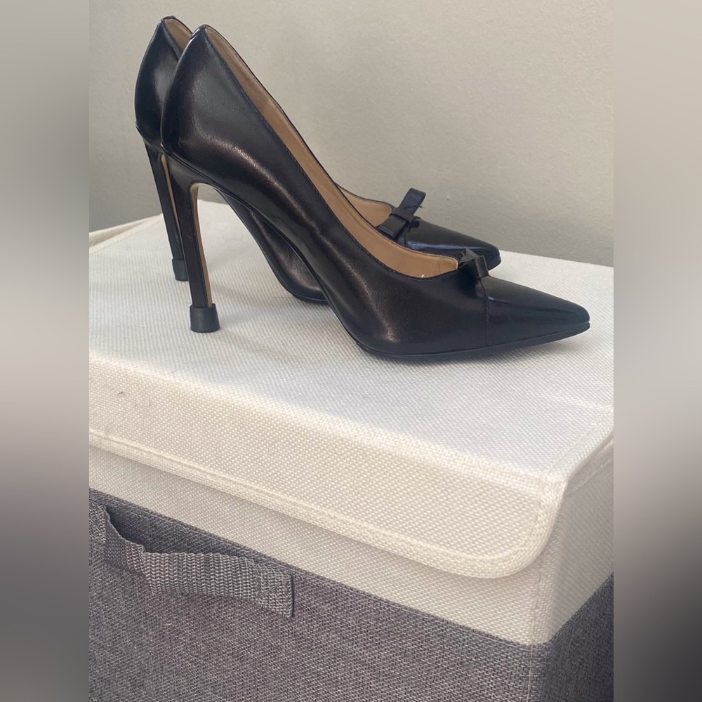 Black leather pumps by Nine West size 5.5